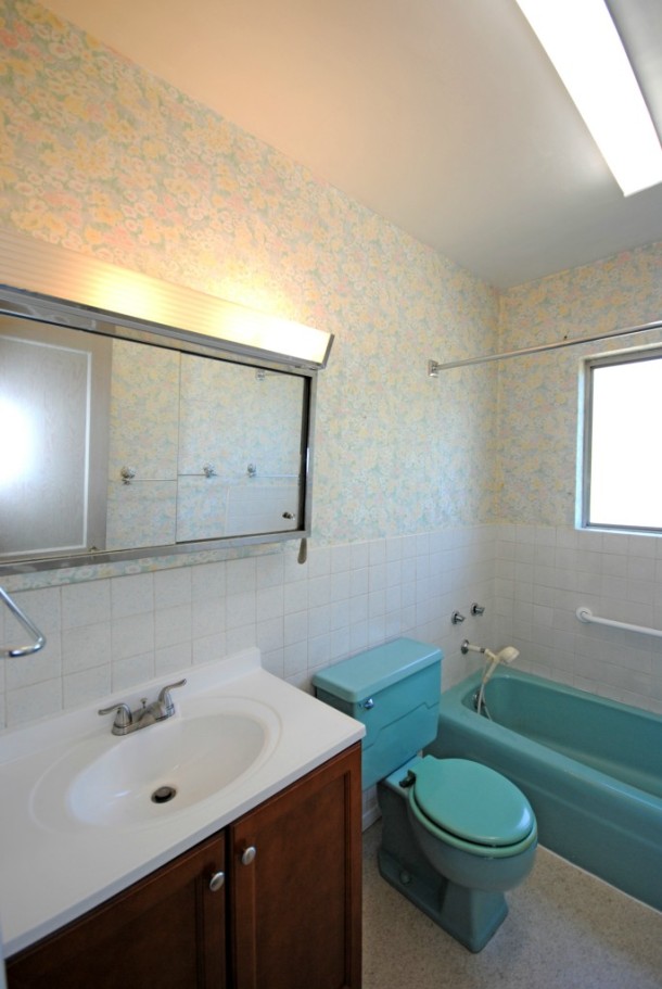 Upstairs bathroom - check out my sweet turquoise tub and toilet. In great shape.